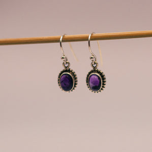 Silberohrring mit lila Edelstein Amethyst