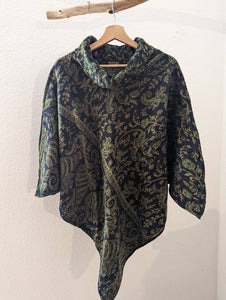 Warmer Poncho mit Paisley Muster