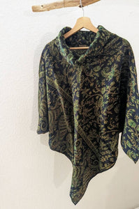 Warmer Poncho mit Paisley Muster