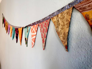 Bunte Wimpelkette aus Saristoffen – Handgemacht & Nachhaltig –