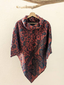 Warmer Poncho mit Paisley Muster, rotorange / blau