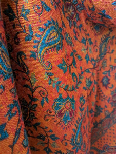 Warmer Poncho mit Paisley Muster, rotorange / blau