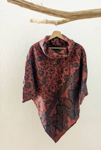 Warmer Poncho mit Paisley Muster, rotorange / blau