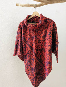 Warmer Poncho mit Paisley Muster, rostrot / lila