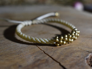 Armband &quot;Gayatri&quot; cremeweiß, mit Messingperlen, Makramee Armband, Boho Hippie Schmuck