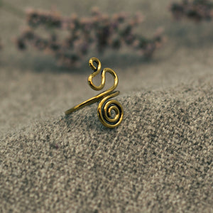 Minimalistischer verspielter Ring, gold, Messing