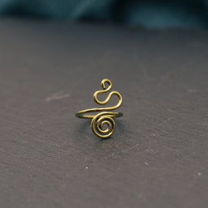 Minimalistischer verspielter Ring, gold, Messing