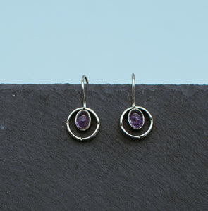 Runde zierliche Hängeohrring mit Edelstein Amethyst