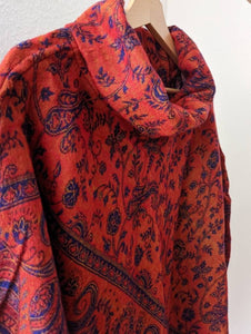 Warmer Poncho mit Paisley Muster, rostrot / lila