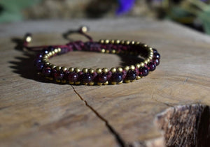 Makramee Armband &quot;Lava&quot; mit Granat