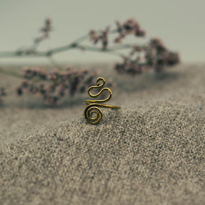 Minimalistischer verspielter Ring, gold, Messing