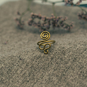 Minimalistischer verspielter Ring, gold, Messing