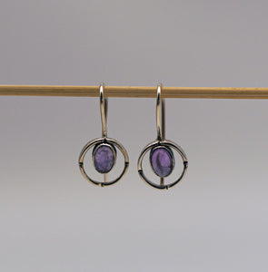 Runde zierliche Hängeohrring mit Edelstein Amethyst