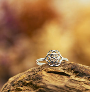 Silberring mit kleiner Lebensblume/Samen des Lebens