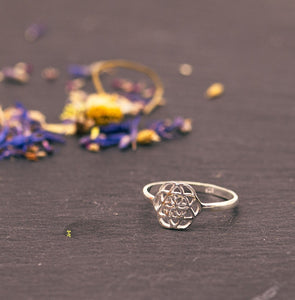Silberring mit kleiner Lebensblume/Samen des Lebens