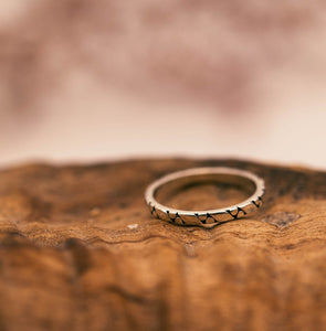 Silberband Ring mit schwarzer Gravur für Frauen und Männer