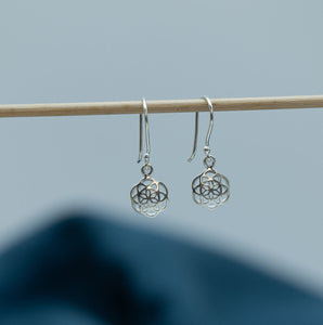 Kleine Hängeohrringe mit Lebensblume, Silberohrring