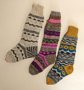 Gestrickte Wollsocken mit Norwegermuster