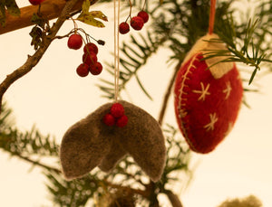 Anhänger Blätter mit Beeren, Weihnachtsbaumdekoration aus Filz