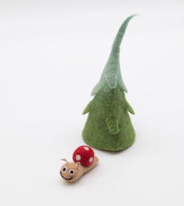 Schnecke mit Haus und Tannenbaum