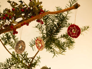 Anhänger mit Glöckchen, Weihnachtsbaumdekoration aus Filz