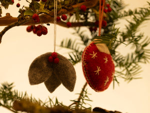 Anhänger Blätter mit Beeren, Weihnachtsbaumdekoration aus Filz