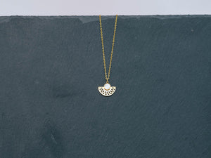 Goldene Halskette ATHENE mit weißem Naturstein