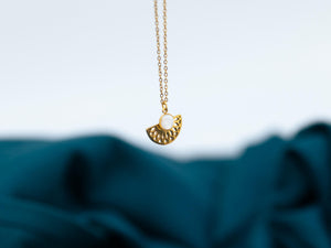 Goldene Halskette ATHENE mit weißem Naturstein