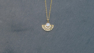 Goldene Halskette ATHENE mit weißem Naturstein