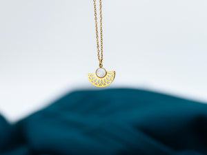 Goldene Halskette ATHENE mit weißem Naturstein