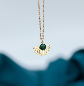 Goldene Halskette ATHENE, mit grünem Naturstein