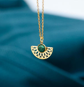 Goldene Halskette ATHENE, mit grünem Naturstein