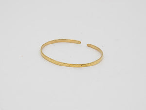 Gehämmerter Messing Armreif, dünner zierlicher Armreif, gold