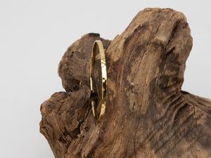 Gehämmerter Messing Armreif, dünner zierlicher Armreif, gold