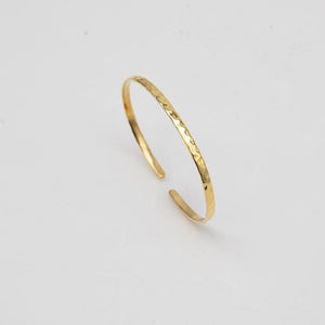 Gehämmerter Messing Armreif, dünner zierlicher Armreif, gold