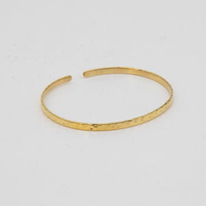 Gehämmerter Messing Armreif, dünner zierlicher Armreif, gold
