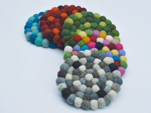 Bunter Filzuntersetzer, Topfuntersetzer aus Filzkugeln, rund, regenbogenfarben, verschiedene Größen