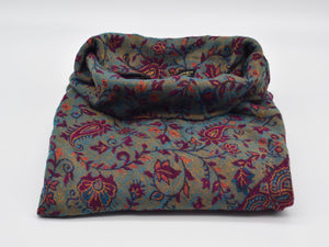 Comodo poncho JULE con motivo paisley, turchese