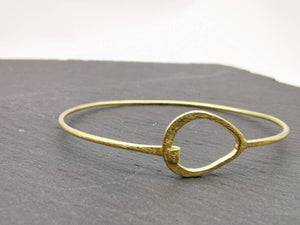 Eleganter geometrischer Messingarmreif "Tropfen"