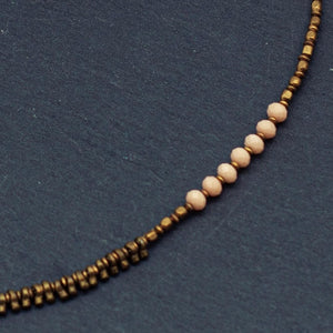 Zierliche Halskette mit antiken Messingperlen und facettierten beigen Glasperlen