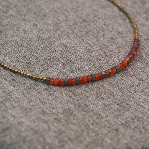 Zierliche Halskette mit antiken Messingperlen und facettierten roten/orangenen Glasperlen