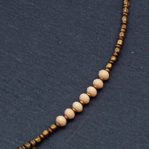 Zierliche Halskette mit antiken Messingperlen und facettierten beigen Glasperlen